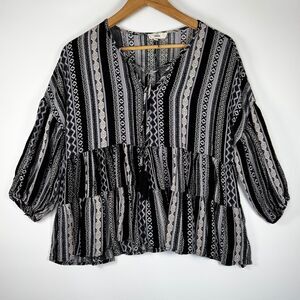 Entro Anthropologie Blouse Women Small Black White Geometric Peasant Crinkle Top